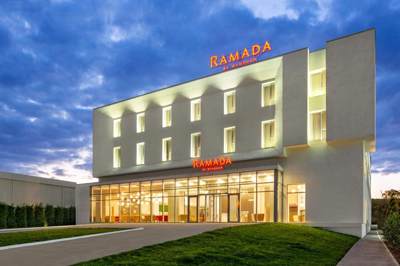 Ramada By Wyndham Targu Jiu Otel Dış mekan fotoğraf