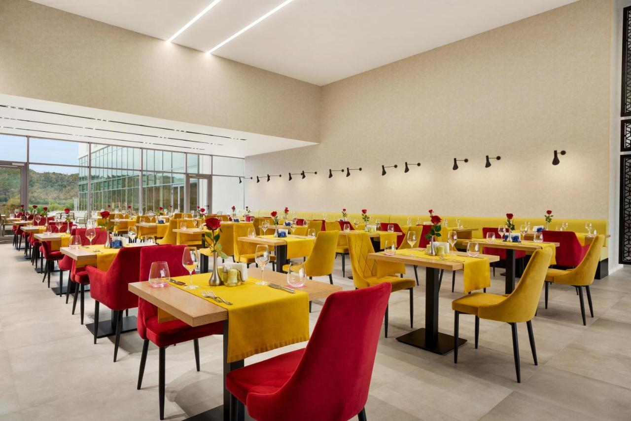 Ramada By Wyndham Targu Jiu Otel Dış mekan fotoğraf