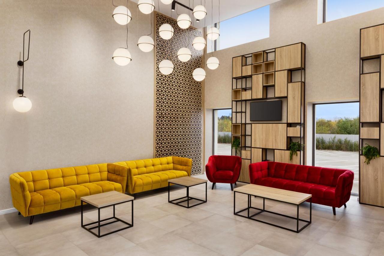 Ramada By Wyndham Targu Jiu Otel Dış mekan fotoğraf