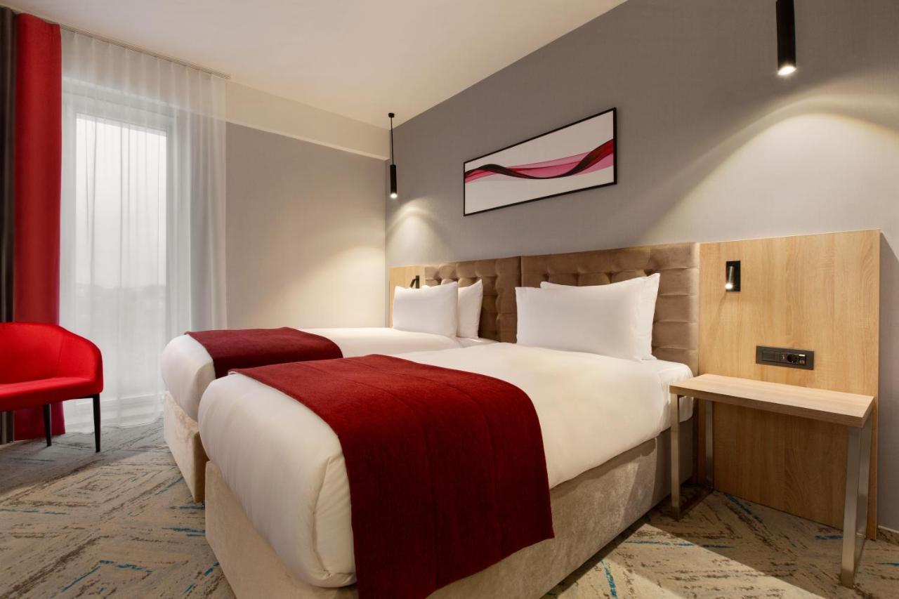 Ramada By Wyndham Targu Jiu Otel Dış mekan fotoğraf