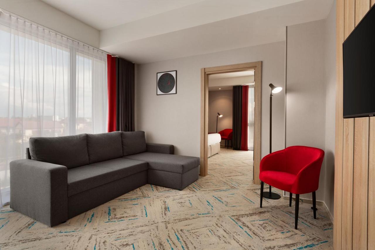 Ramada By Wyndham Targu Jiu Otel Dış mekan fotoğraf