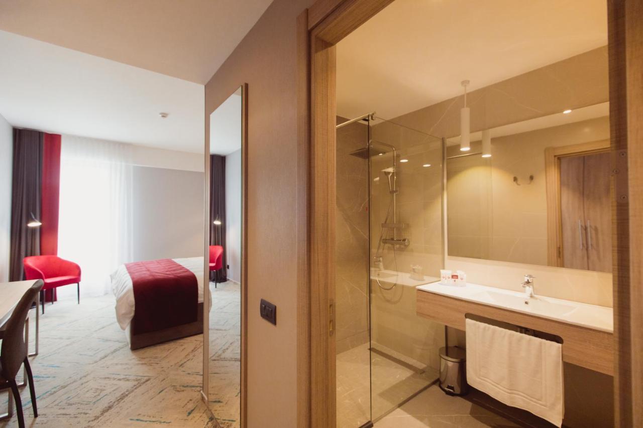 Ramada By Wyndham Targu Jiu Otel Dış mekan fotoğraf