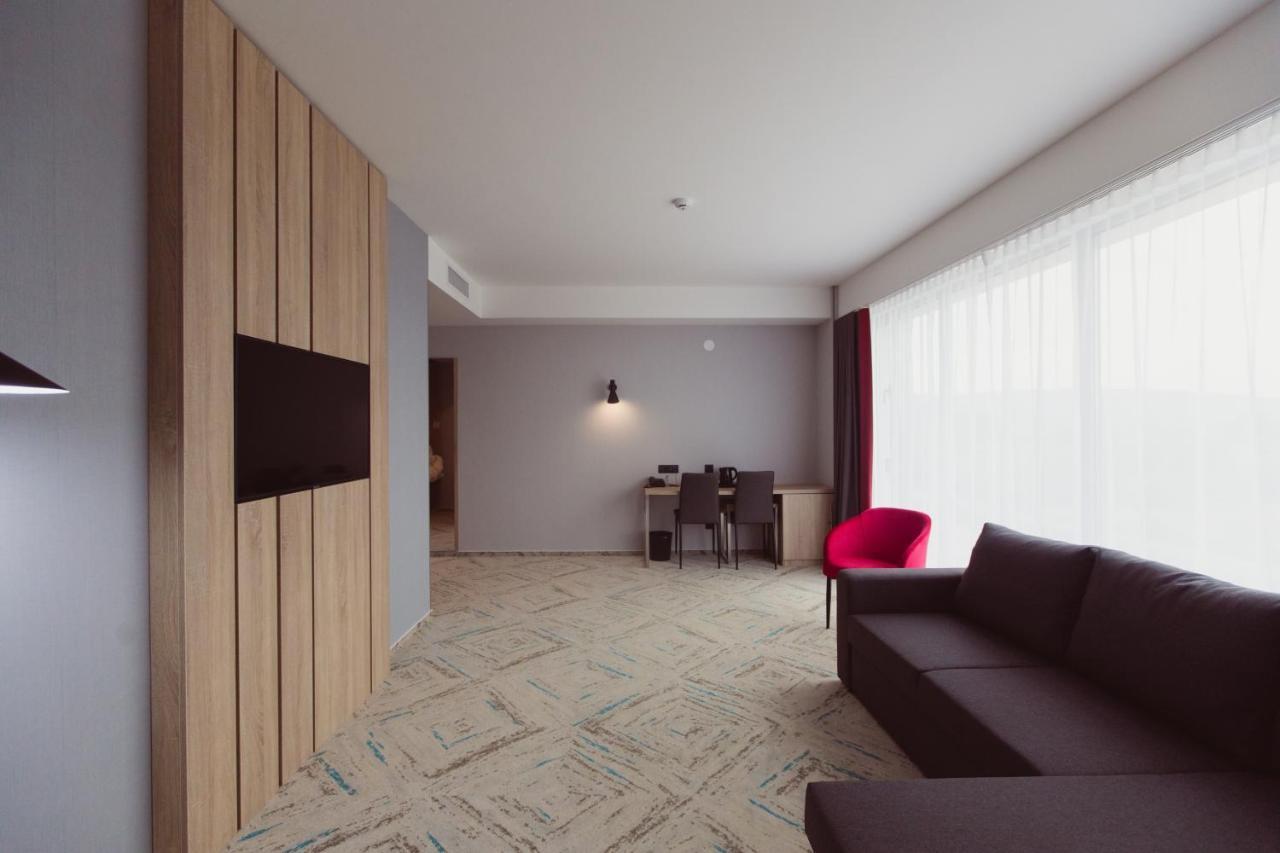 Ramada By Wyndham Targu Jiu Otel Dış mekan fotoğraf