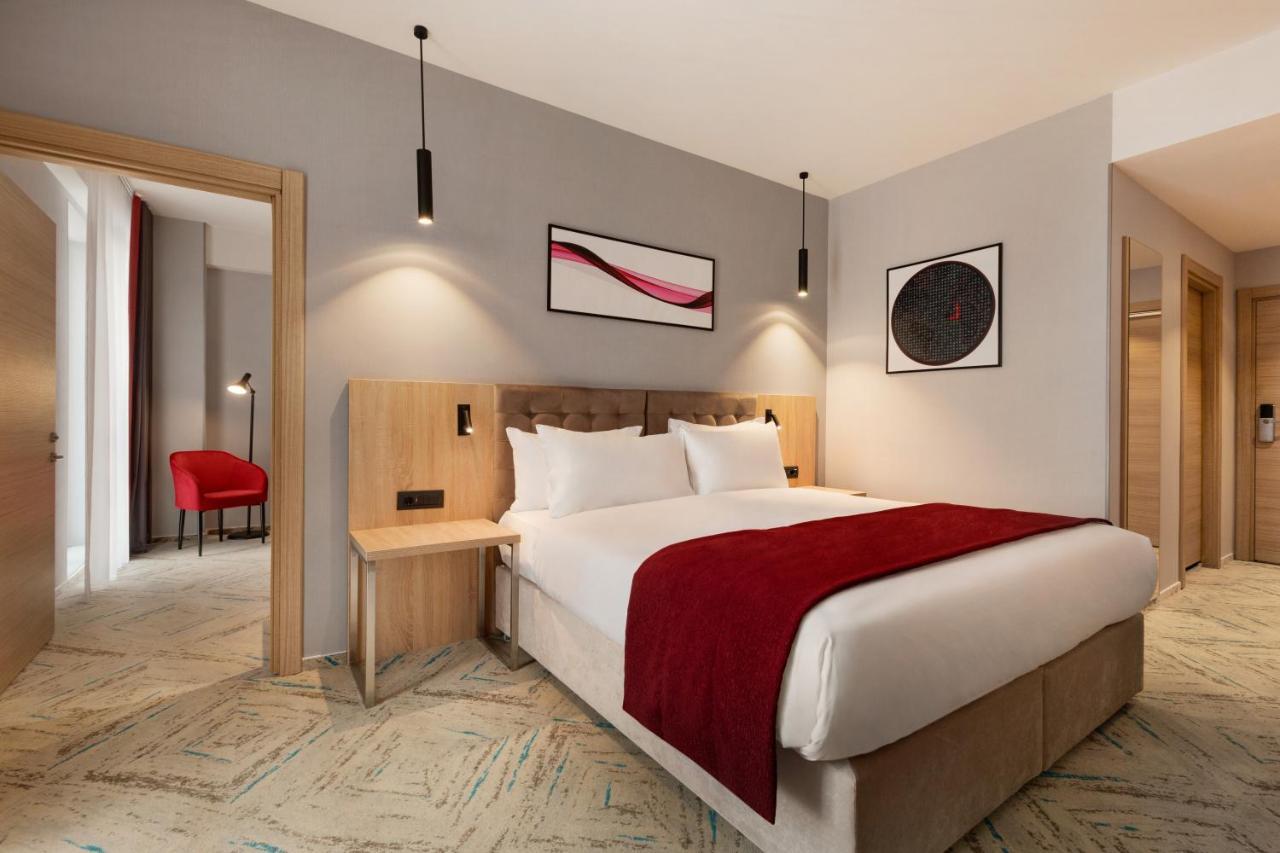 Ramada By Wyndham Targu Jiu Otel Dış mekan fotoğraf