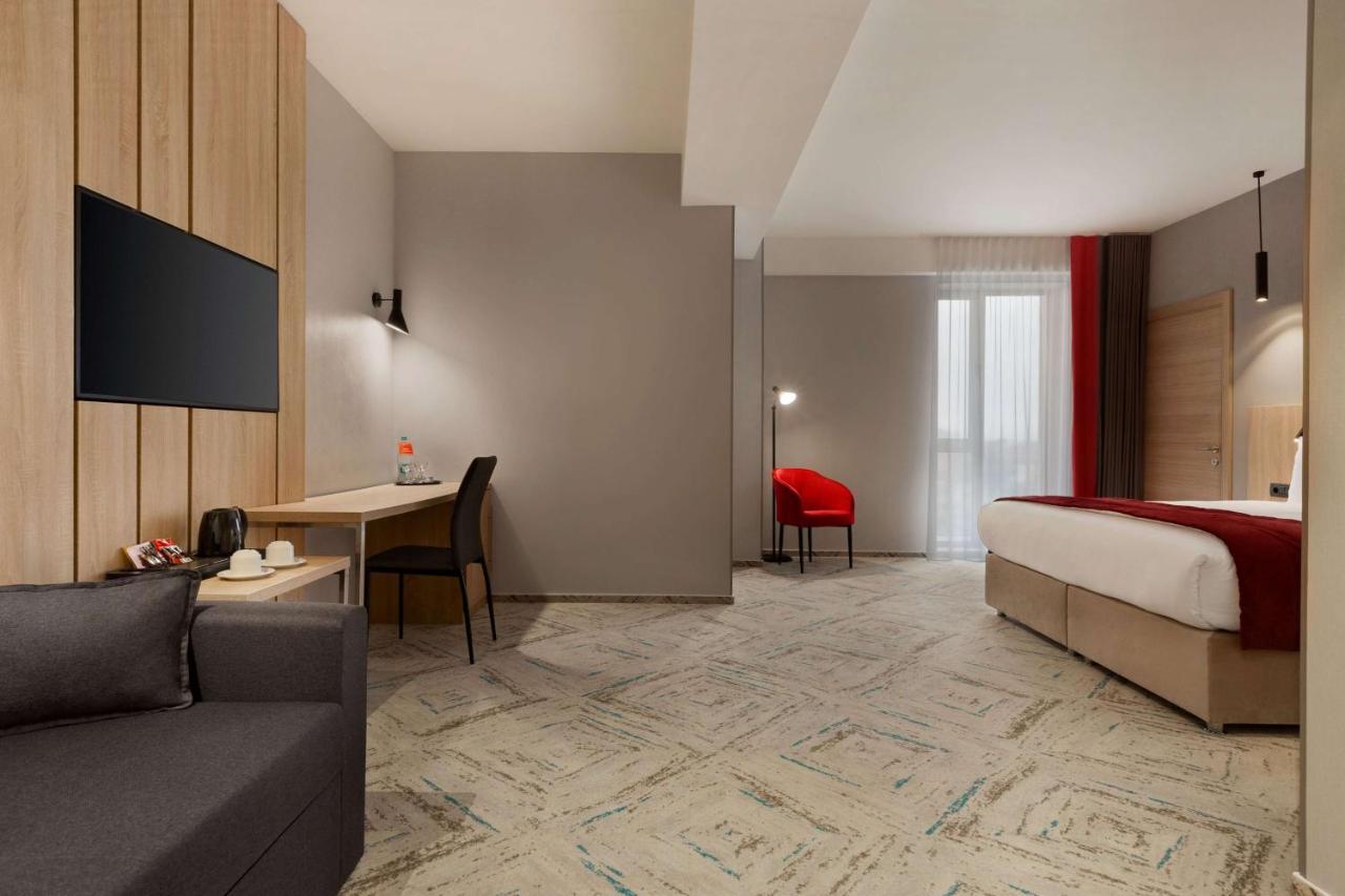 Ramada By Wyndham Targu Jiu Otel Dış mekan fotoğraf