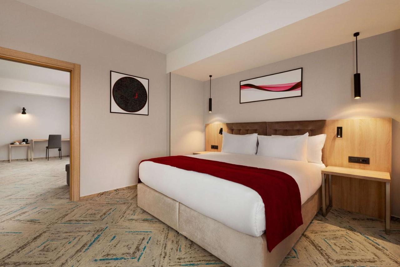 Ramada By Wyndham Targu Jiu Otel Dış mekan fotoğraf