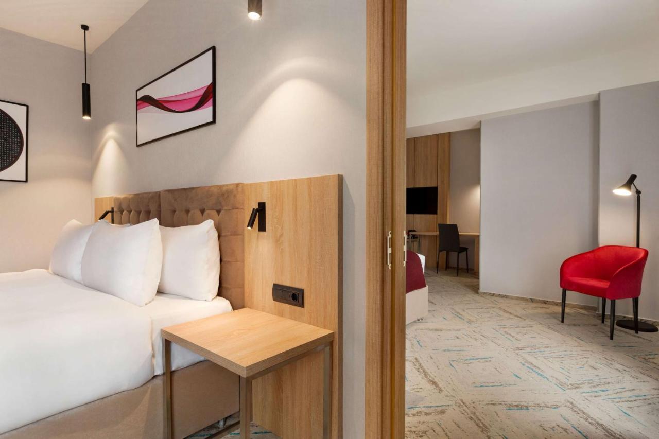 Ramada By Wyndham Targu Jiu Otel Dış mekan fotoğraf