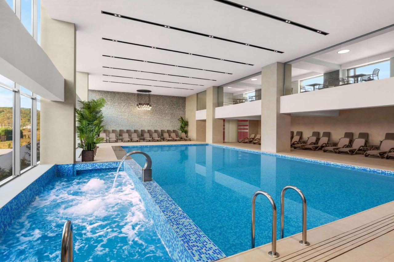 Ramada By Wyndham Targu Jiu Otel Dış mekan fotoğraf