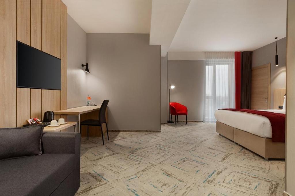 Ramada By Wyndham Targu Jiu Otel Dış mekan fotoğraf